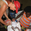 Anikó segít a kisbabát öltöztetni
